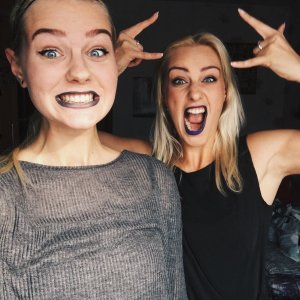 Victoria Dupont/Reshot Duas mulheres uma ao lado da outra com a boca aberta fazendo expressão de felicidade