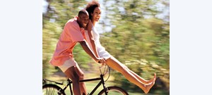 PowerPoint com casal andando de bicicleta juntos na capa