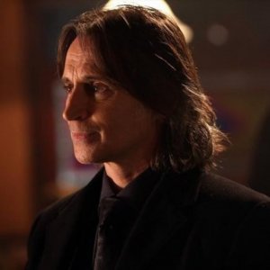 Mensagens Com Amor/Canva Personagens da série Once Upon a Time e árvores ao fundo