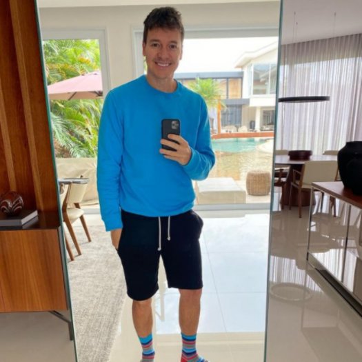 Reprodução internet: 93fm Apresentador Rodrigo Faro posando sorrindo