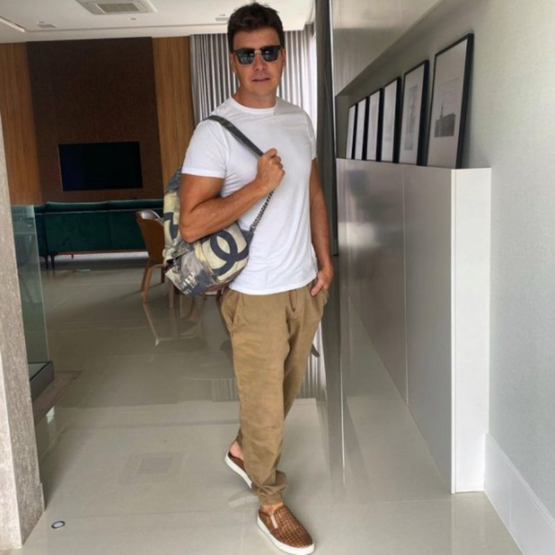 Reprodução internet Rodrigo Faro sorrindo com microfone na mão