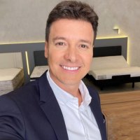 Reprodução internet Rodrigo Faro sorrindo em seu programa