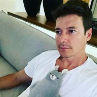 Reprodução internet Rodrigo Faro encostado em espelho sorrindo