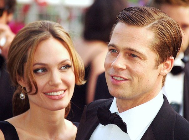 Georges Biard / Wikimedia Commons Angelina e Brad sorrindo juntos durante um tapete vermelho