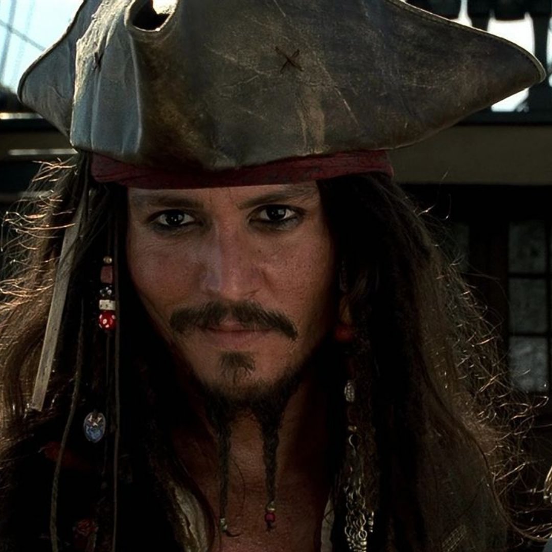 Ator Johnny Depp como a personagem Jack Sparrow na série de filmes Piratas do Caribe