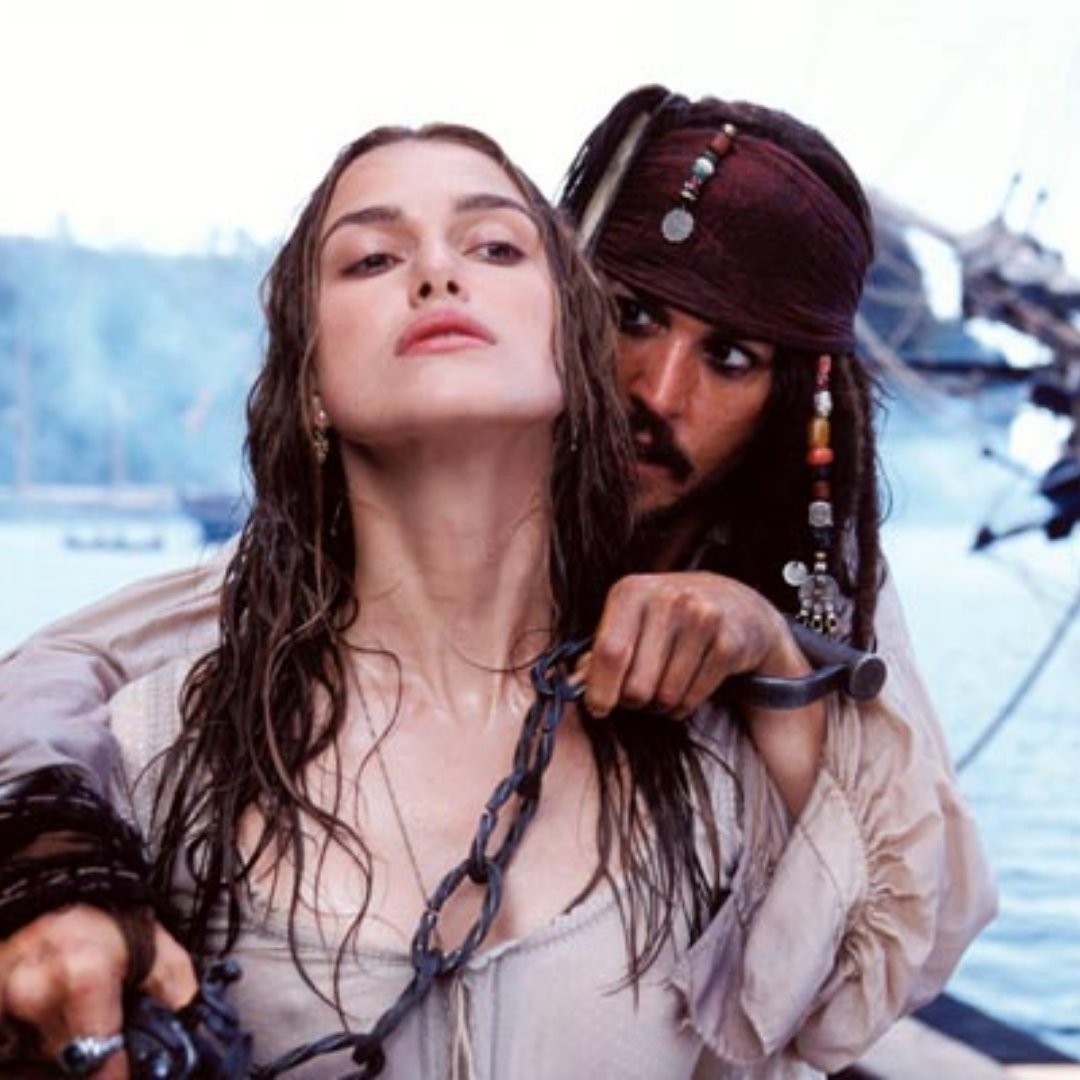 Ator Johnny Depp e atriz Keira Knightley como Jack Sparrow e Elizabeth Swann na série de filmes Piratas do Caribe