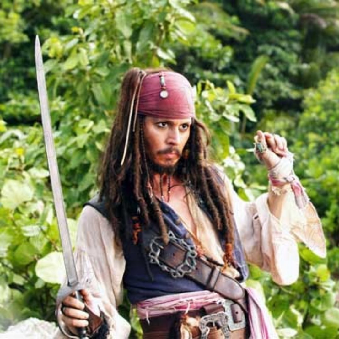 Ator Johnny Depp como a personagem Jack Sparrow na série de filmes Piratas do Caribe