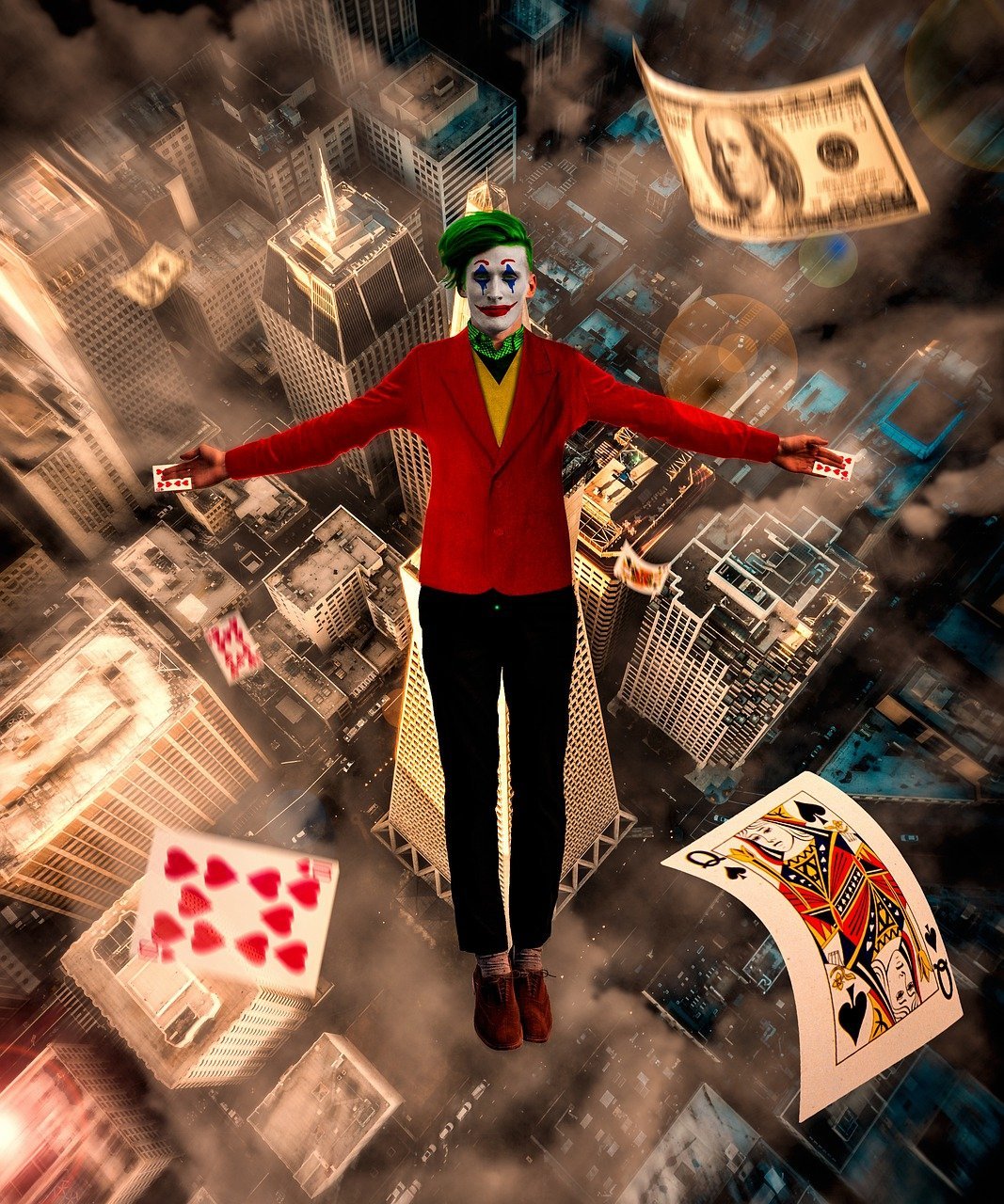 Imagem do personagem Coringa no meio de cartas de baralho.