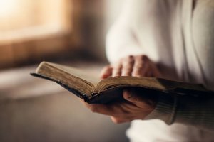 Pintura de Nossa Senhora da Imaculada Conceição olhando para o céu