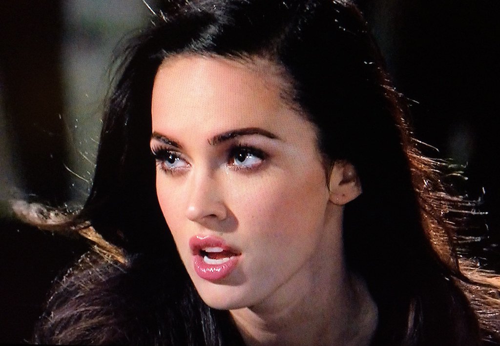 Close de rosto de Megan Fox fazendo 'carão'