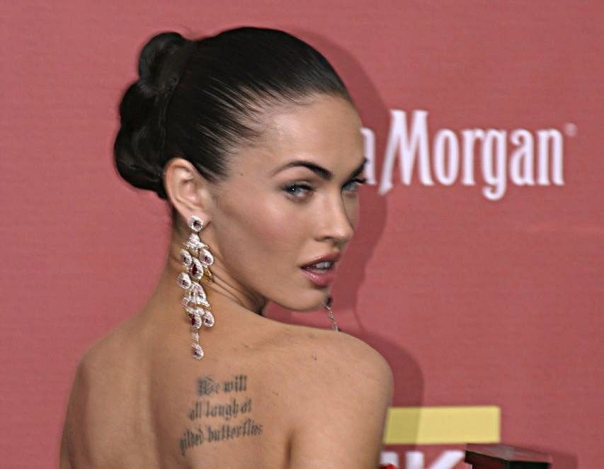 Megan Fox mostrando tatuagem nas costas em cerimônia