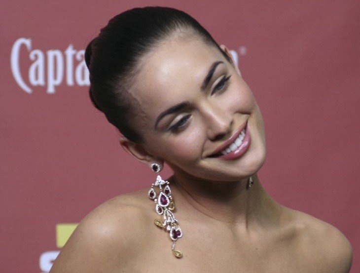 Megan Fox sorrindo para foto em cerimônia formal