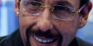 Reprodução Adam Sandler de óculos e sorrindo