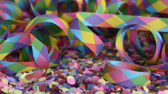 Confetes coloridos de papel