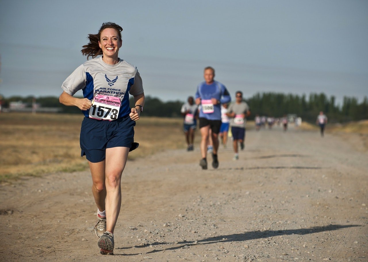 Mulher correndo em uma maratona.