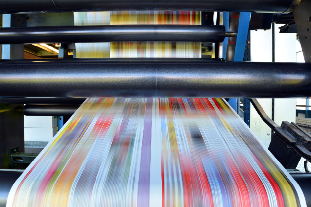 Máquina imprimindo papéis em uma alta velocidade