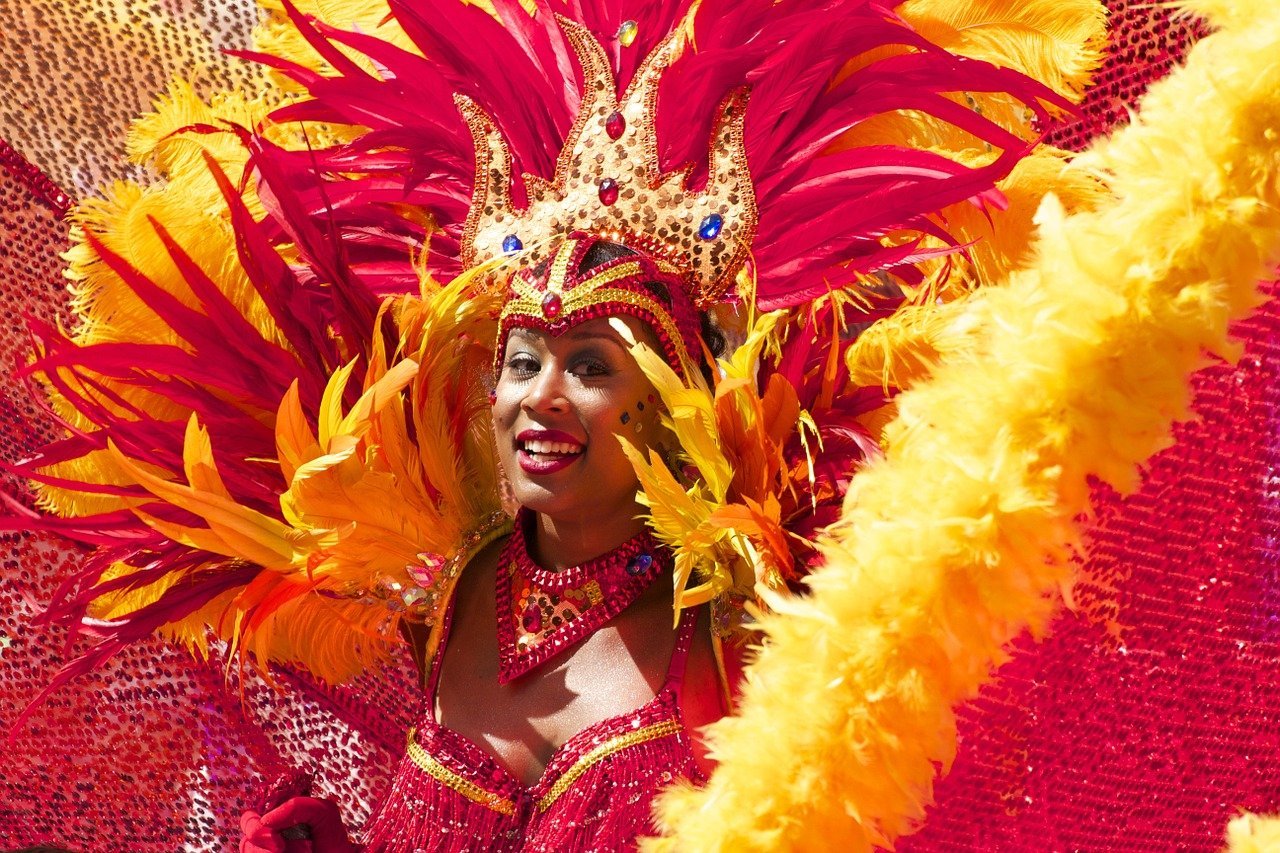 Mulher com fantasia de carnaval colorida.