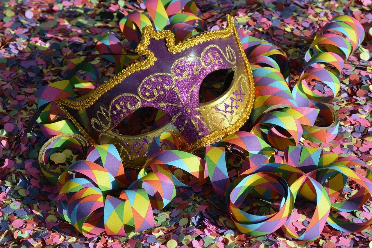 Máscara e confetes coloridos.