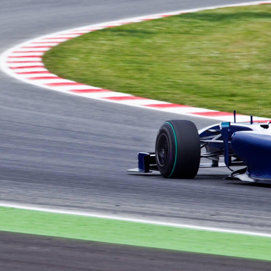 Jgareri / Getty Images Signature / Canva Carro de corrida em uma pista