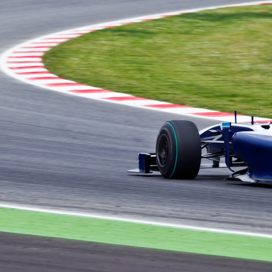 Carro de corrida em uma pista