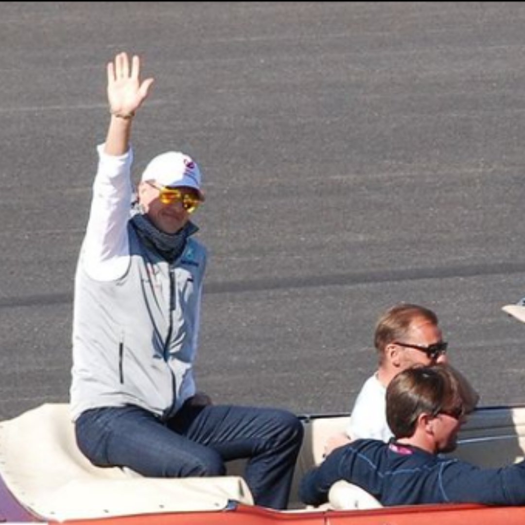 Foto de Michael Schumacher acenando em carro