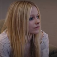 Avril Lavigne em frente a árvores