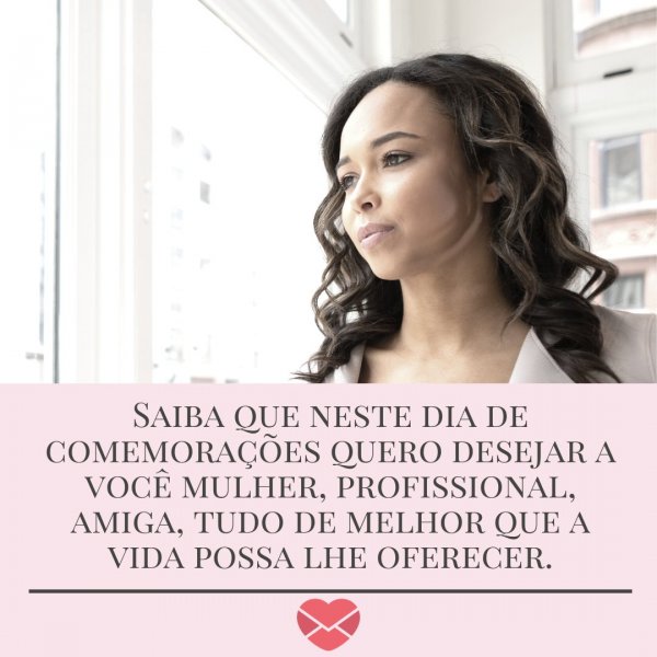 Canva/Mensagens com Amor 'Saiba que neste dia de comemorações quero desejar a você mulher, profissional, amiga, tudo de melhor que a vida possa lhe oferecer.' - Mensagens para mulheres