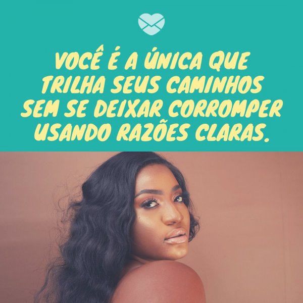 Canva/Mensagens com Amor 'Você é a única que trilha seus caminhos sem se deixar corromper usando razões claras.' - Mensagens para mulheres