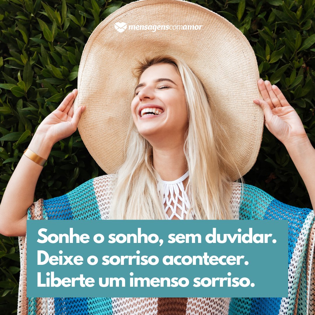 Mensagens Com Amor | Canva 'Sonhe o sonho, sem duvidar. Deixe o sorriso acontecer. Liberte um imenso sorriso.' - Mensagens para espantar a tristeza