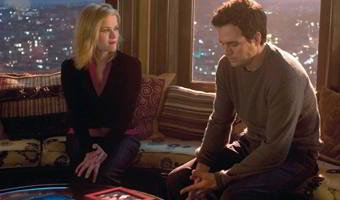 Cena de filme 'E se fosse verdade' em que David e Elizabeth conversam na sala do apartamento