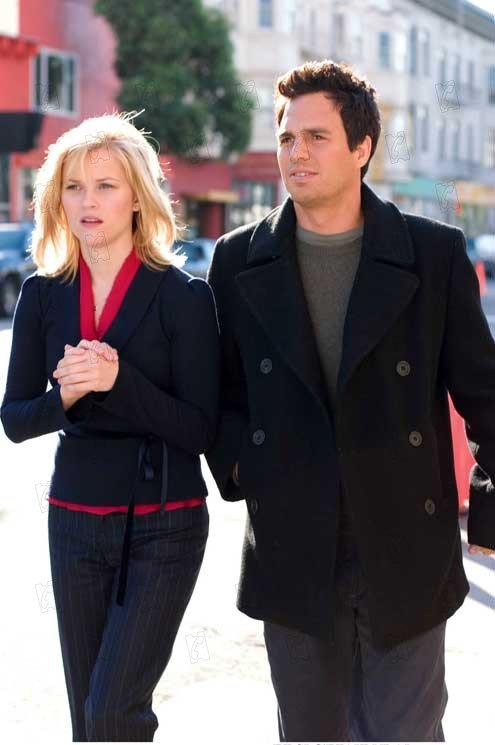 Cena de filme 'E se fosse verdade', David e Elizabeth caminhando conversando