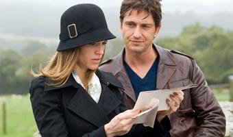 Divulgação Cena de filme 'P.S. Eu te amo' em que Holly lê carta com Gerry ao lado