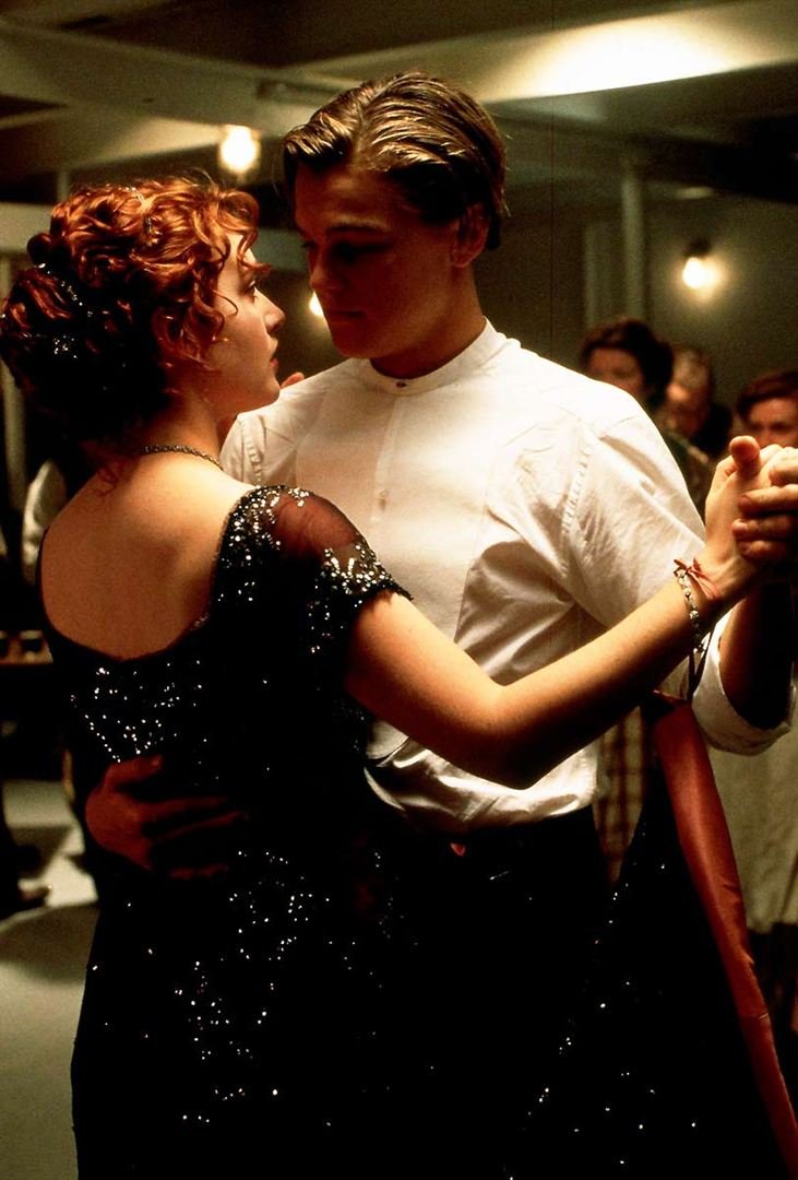 Cena do filme 'Titanic' em que personagens Jack e Rose estão dançando em festa de gala