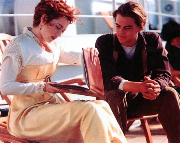 Cena de filme 'Titanic' em que Rose vê desenhos feitos por Jack