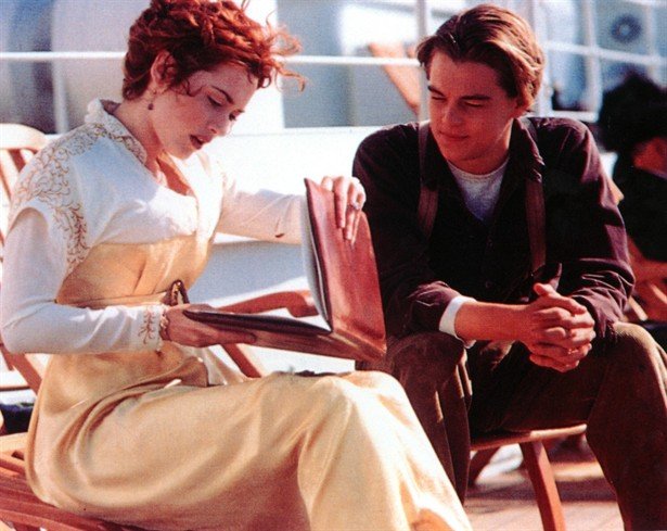 Divulgação Cena de filme 'Titanic' em que Rose vê desenhos feitos por Jack