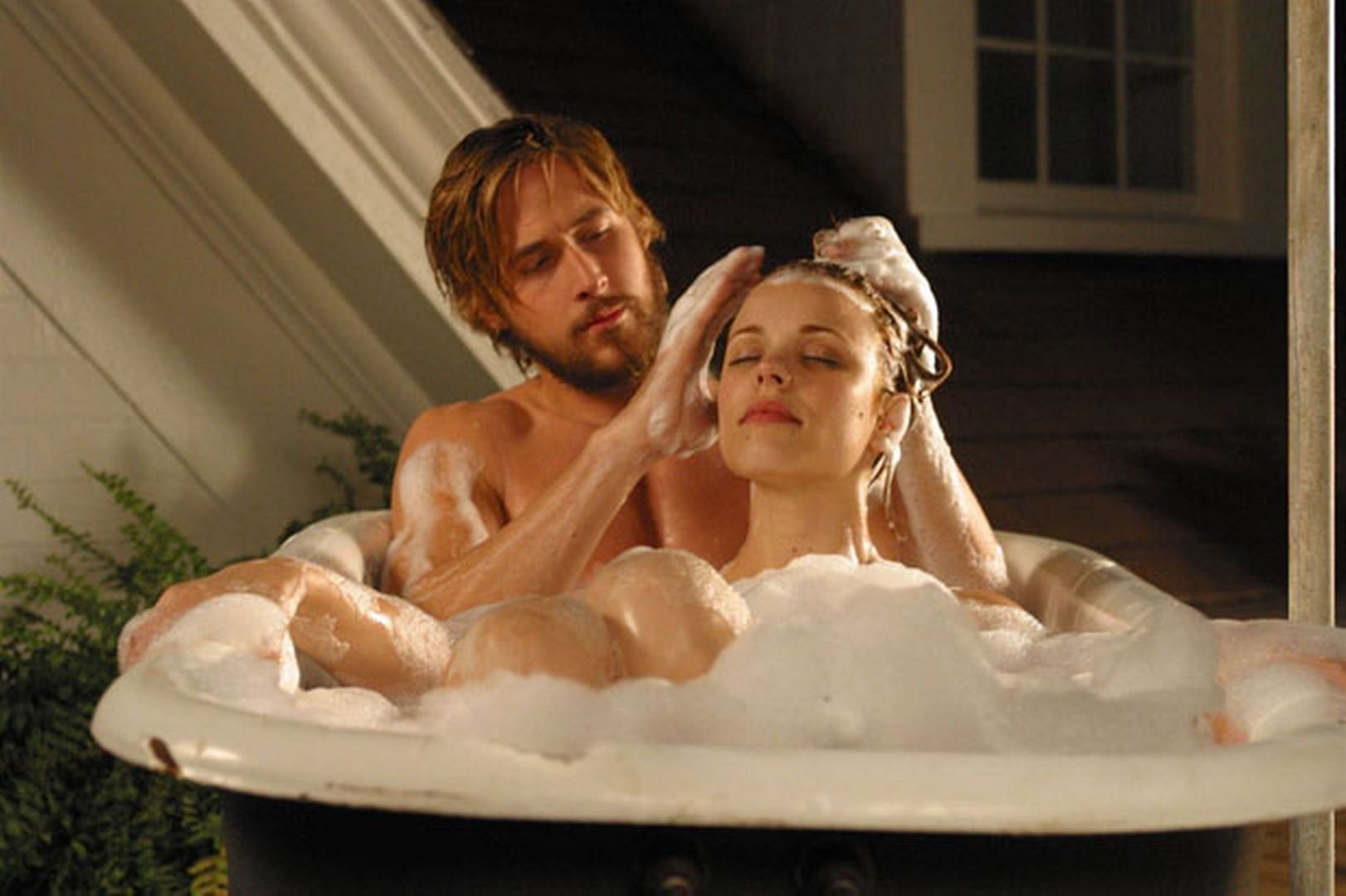 Cena de filme 'Diário de uma paixão' em que Allie e Noah estão em banheira
