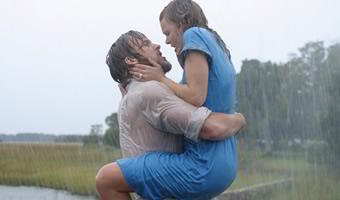 Noah e Allie se beijando na chuva