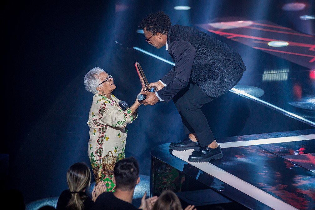 Vencedor do The Voice Brasil Tony Gordon entregando troféu à mãe