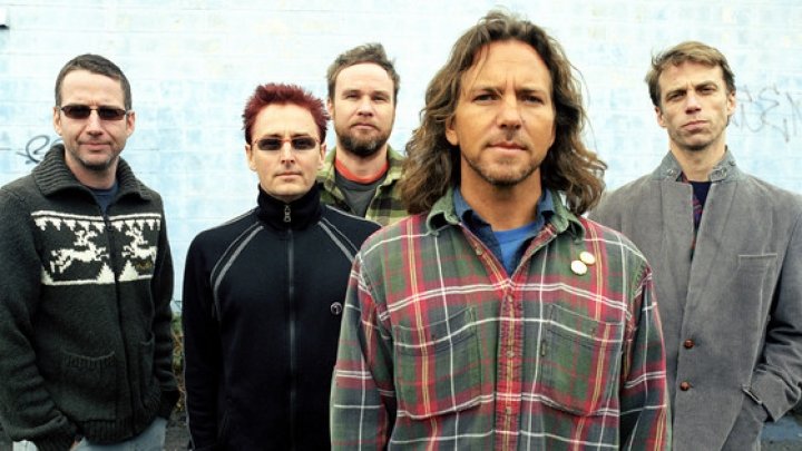 Divulgação/Pearl Jam Integrantes da banda Pearl Jam com parede ao fundo
