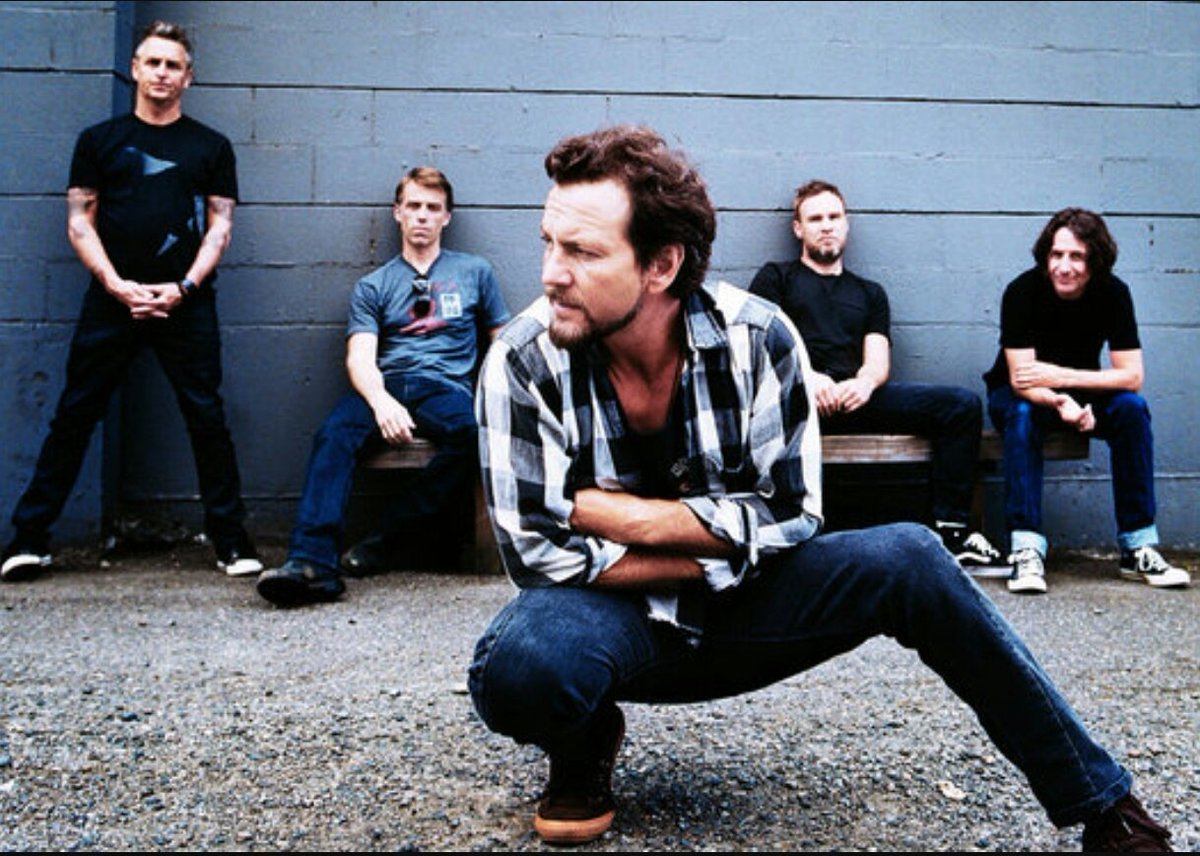 Eddie Vedder em primeiro plano e integrantes do Pearl Jam atrás