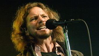 Eddie Vedder cantando