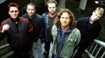 Integrantes da banda Pearl Jam em escada