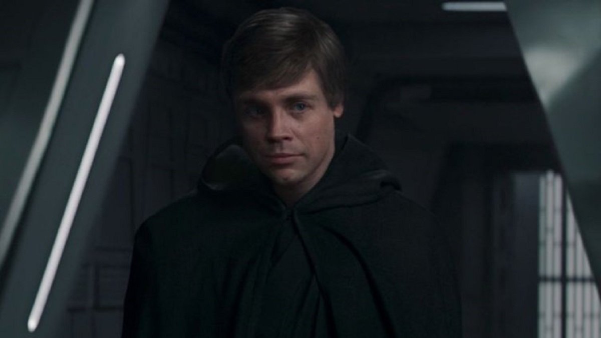Luke Skywalker vestido numa capa preta com capuz