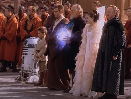 Personagens do filme Star Wars juntos observando um desfile cívico