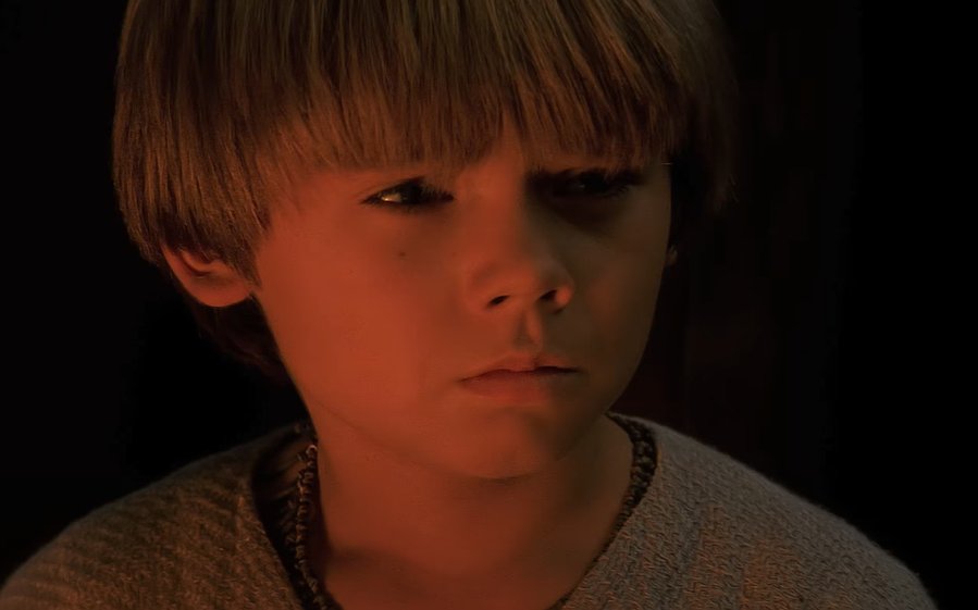 Personagem Anakin Skywalker da saga Star Wars, uma criança loira e de franja