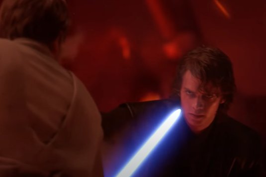 Personagem Anakin Skywalker da saga Star Wars batalhando com uma espada azul florescente