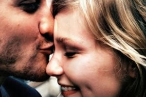 Homem dando beijo em olho de mulher
