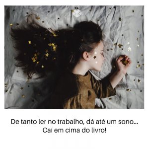 Mensagens Com Amor/ Canva 'De tanto ler no trabalho, dá até um sono... Caí em cima do livro!' -Segunda-feira de sono