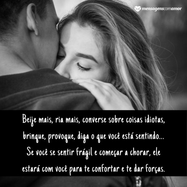 Mensagens Com Amor | Canva 'Beije mais, ria mais, converse sobre coisas idiotas, brinque, provoque, diga o que você está sentindo… Se você se sentir frágil e começar a chorar, ele estará com você para te confortar e te dar forças. ' - Textos com Amor
