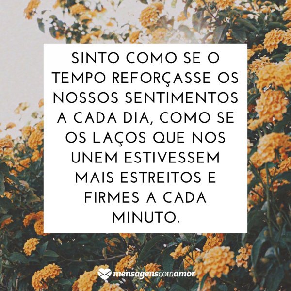 Mensagens Com Amor | Canva 'Sinto como se o tempo reforçasse os nossos sentimentos a cada dia, como se os laços que nos unem estivessem mais estreitos e firmes a cada minuto.' - Textos com Amor